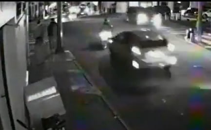 Auto embiste a repartidor en moto y éste sale volando; alertan de impunidad con video