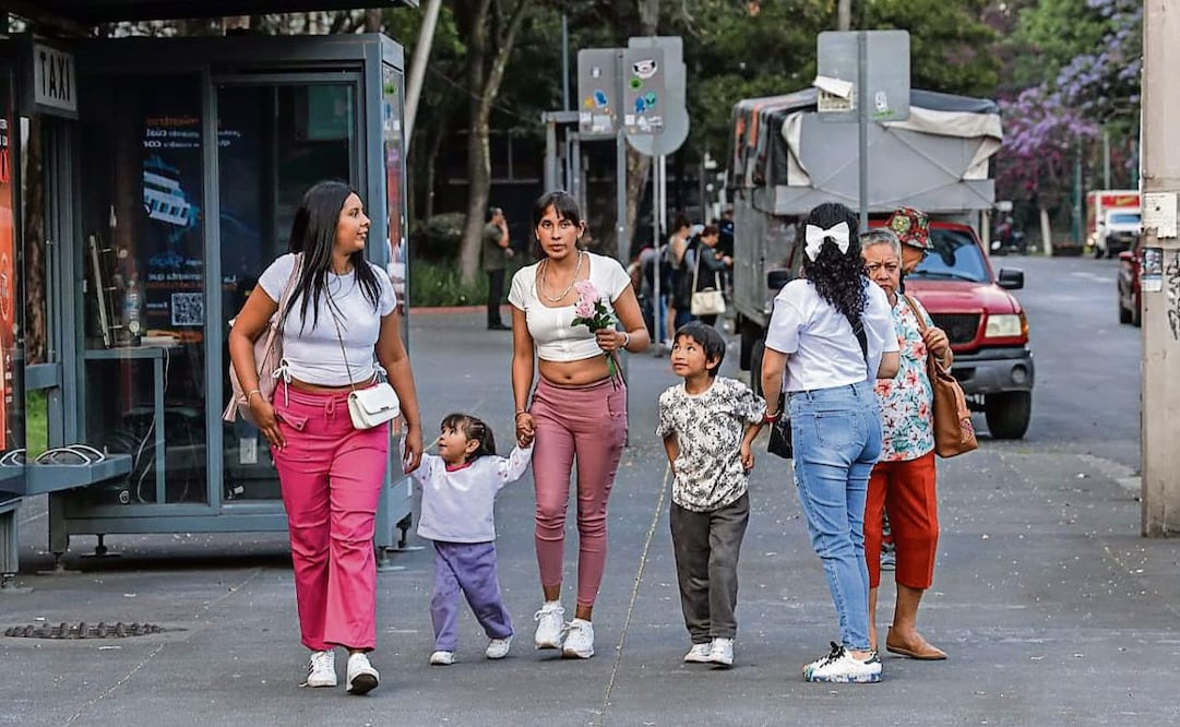 Muchas mujeres, además de cumplir con el rol de madres de familia, proveen la manutención de sus hogares, lo que genera una serie de presiones adicionales, comentó la funcionaria. Foto: GABRIEL PANO/EL UNIVERSAL