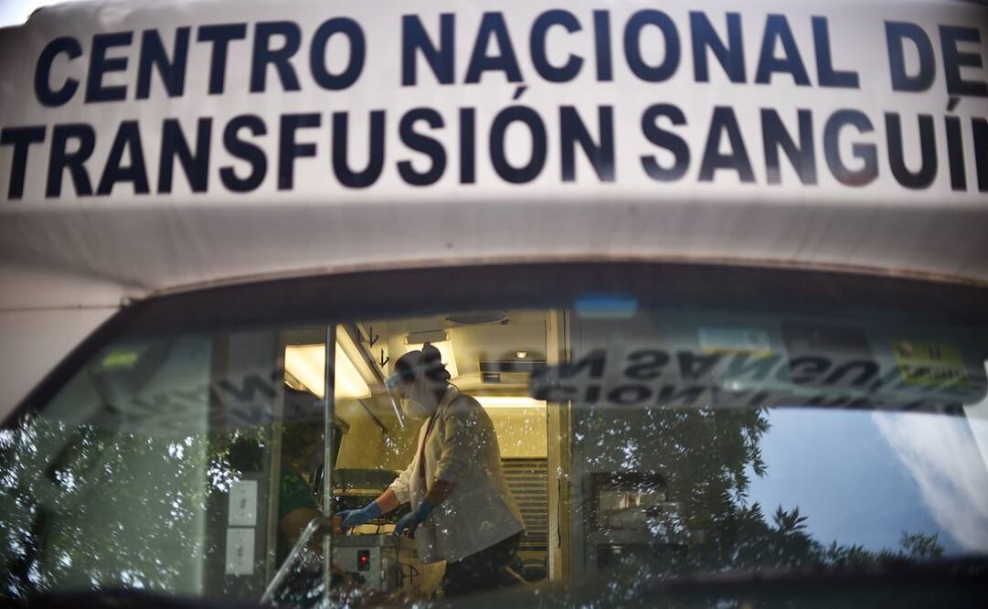 Los bancos de sangre quedaron así a expensas de donantes altruistas (Fotos: AFP)