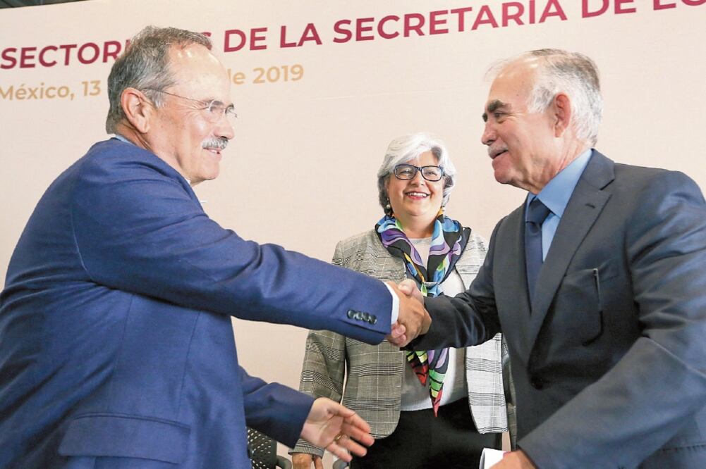 Graciela Márquez, secretaria de Economía, atestigua el saludo del senador Gustavo Madero (izq.) y Alfonso Romo, jefe de la Oficina de la Presidencia. Foto: CORTESÍA
