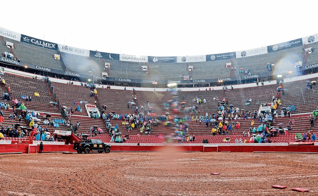 Aficionados se retiran después de la cancelación de una corrida por lluvia en la Plaza México a inicios de febrero. Foto: Archivo Mario Guzmán / EFE