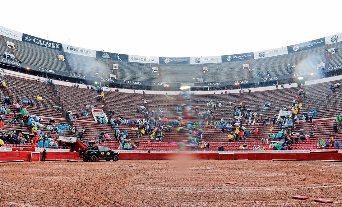 Aficionados se retiran después de la cancelación de una corrida por lluvia en la Plaza México a inicios de febrero. Foto: Archivo Mario Guzmán / EFE