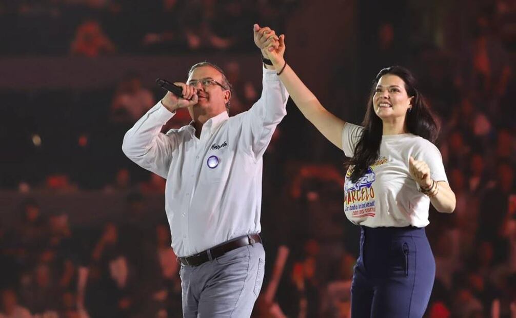 Marcelo Ebrard acompañado de su esposa en el cierre de sus asambleas por la candidatura presidencial por Morena / Foto: Berenice Fregoso. EL UNIVERSAL
