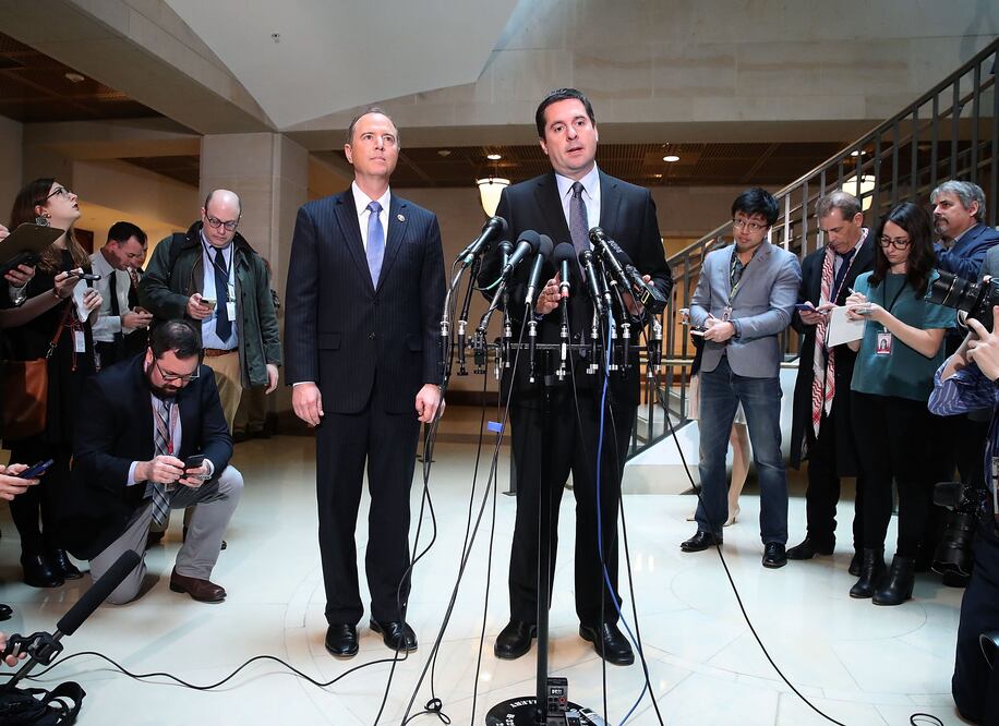 El representante republicano Devin Nunes de California, derecha, presidente de la Comisión de Inteligencia de la Cámara de Representantes, acompañado por el representante demócrata Adam Schiff (Foto: AFP)