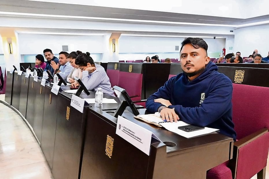 El diputado de Morena José Antonio Jiménez Gutiérrez contrarió a la gobernadora, al proponer buscar alternativas al endeudamiento del estado por mil millones de pesos. Foto: Especial