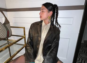 Dua Lipa viste lencería sobre coloridas medias e impone tendencia