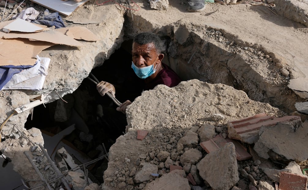 Los venezolanos buscan a familiares desaparecidos entre los restos del edificio donde vivían en La Guaira (26/06/2026). Foto: AP