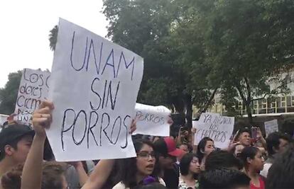 "Ni un asesinado más" y "Fuera porros de la UNAM", demandan alumnos