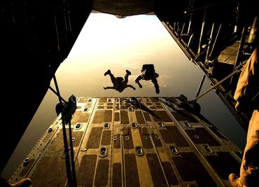 ¿Sabes por qué no hay paracaídas en el avión?