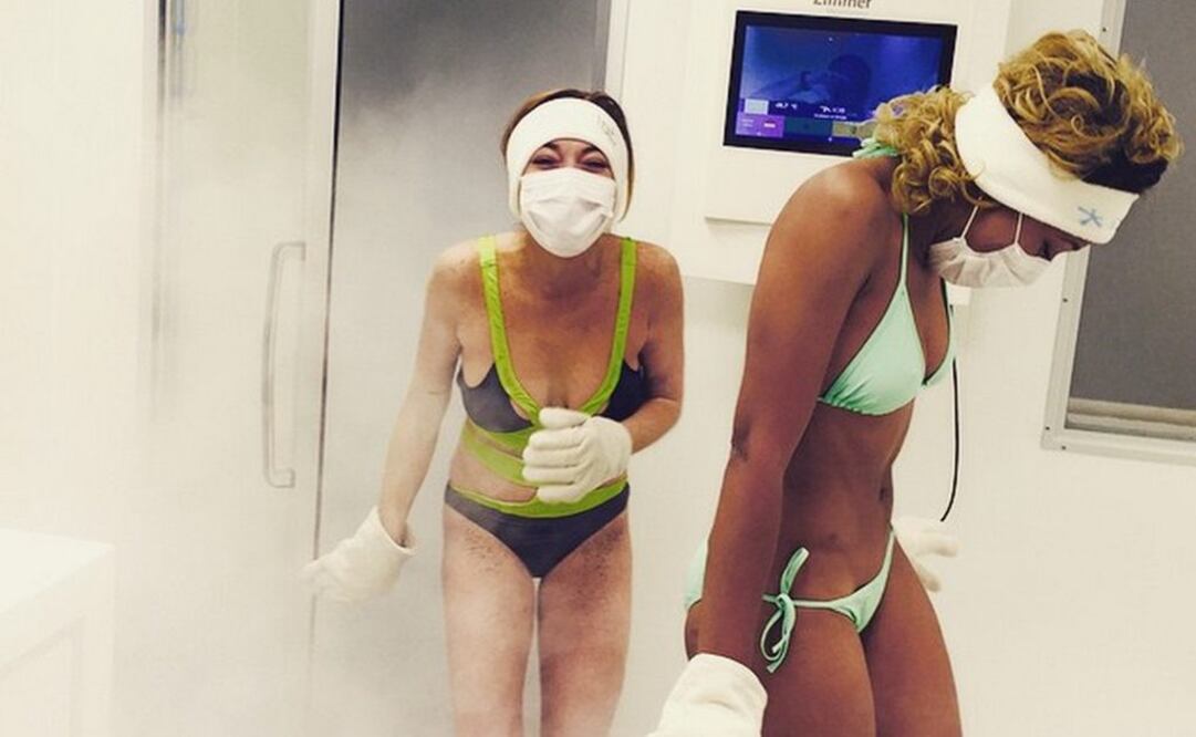 En las imágenes se ve a la actriz de 28 años cubriéndose la boca y manos con unos guantes y sonriendo ante las cámaras. FOTO: Instagram: lindsaylohan