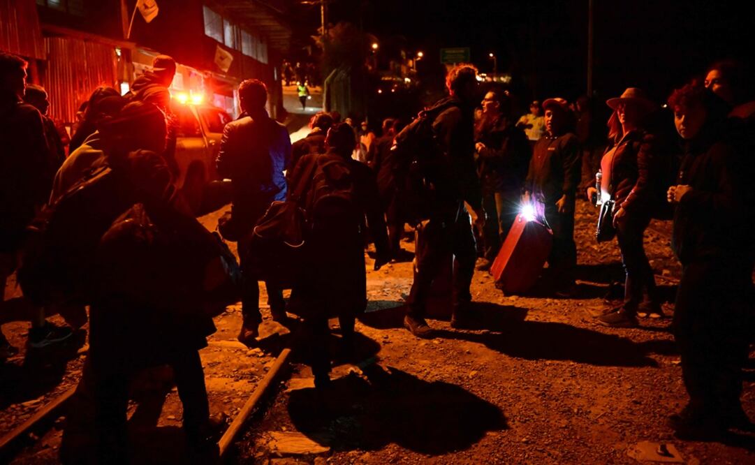 Los turistas varados que visitaban la ciudadela inca de Machu Picchu llegan a Ollantaytambo. Foto: AFP