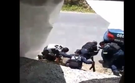 Revelan videos de emboscada que dejó 13 policías muertos en Coatepec Harinas