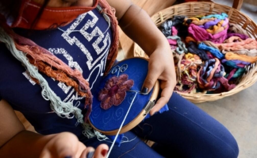 Artesanas plasman su ingenio con cubrebocas