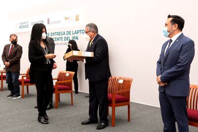 Entregan el Politécnico y el SNTE computadoras a personal docente