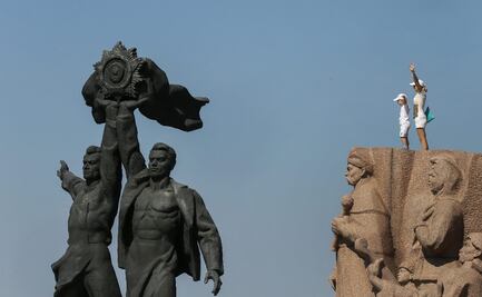 Cortan en Kiev la cabeza a un monumento que simbolizaba la amistad con Rusia