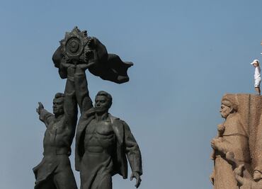 Cortan en Kiev la cabeza a un monumento que simbolizaba la amistad con Rusia