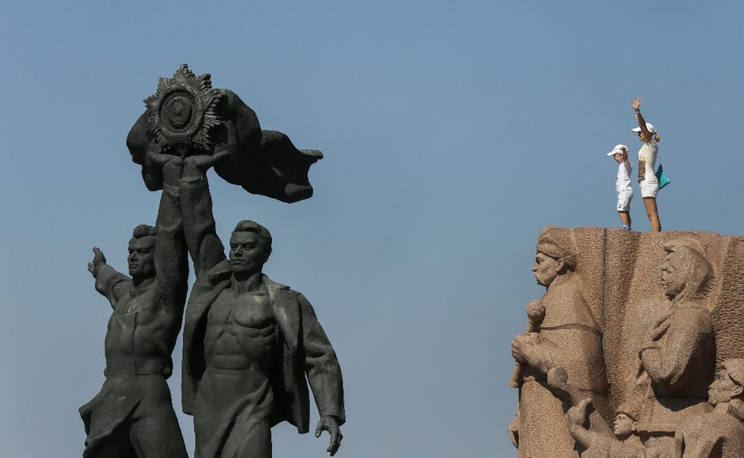 Toma del monumento que representa la amistad de la nación rusa y ucraniana. Foto: EFE/ Sergey Dolzhenko, archivo
