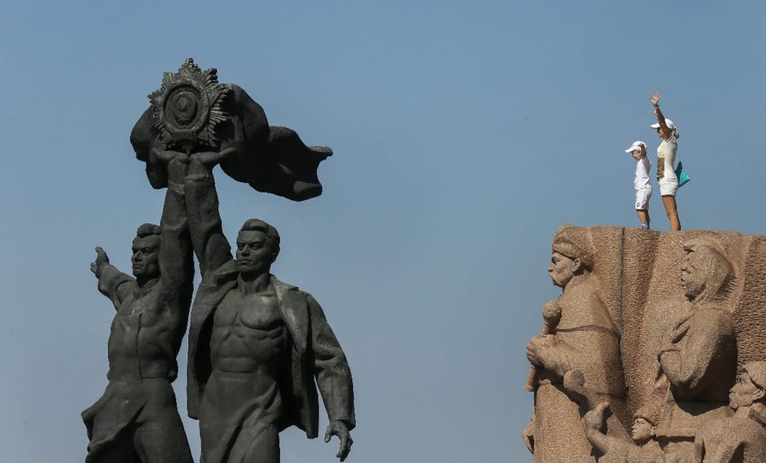 Toma del monumento que representa la amistad de la nación rusa y ucraniana. Foto: EFE/ Sergey Dolzhenko, archivo