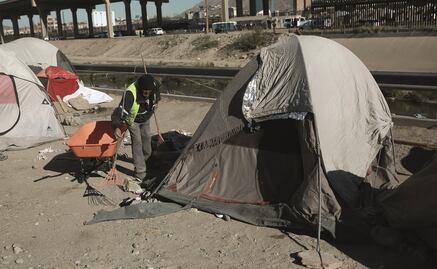 Cruzan migrantes y se entregan en EU