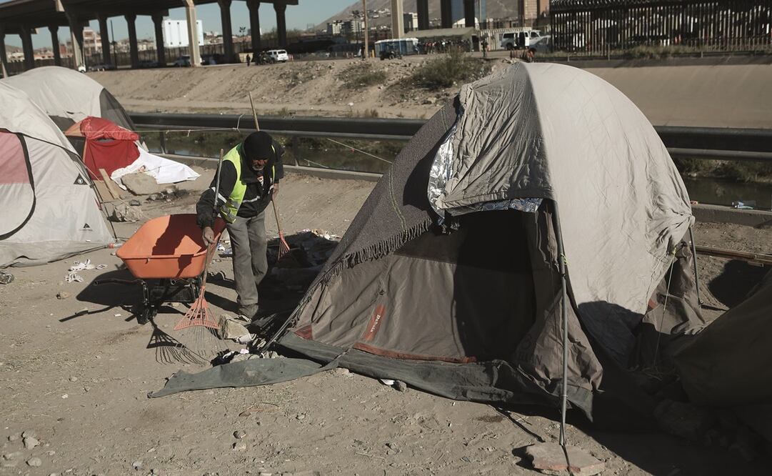 Los migrantes dejaron 113 carpas, ropa, zapatos y pertenencias abandonadas, las cuales fueron retiradas. Foto: Christian Torre / EL UNIVERSAL