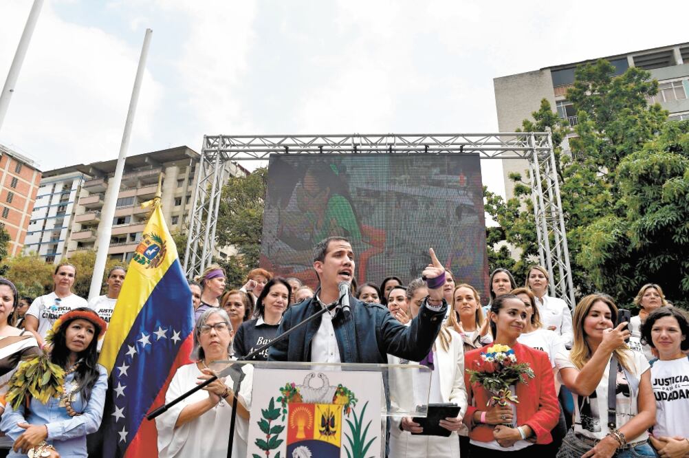 El proclamado presidente interino de Venezuela, Juan Guaidó, lamentó ayer la situación que vive el país por la falta del servicio eléctrico. Dijo que la solución es que cese la usurpación. Foto: FEDERICO PARRA. AP