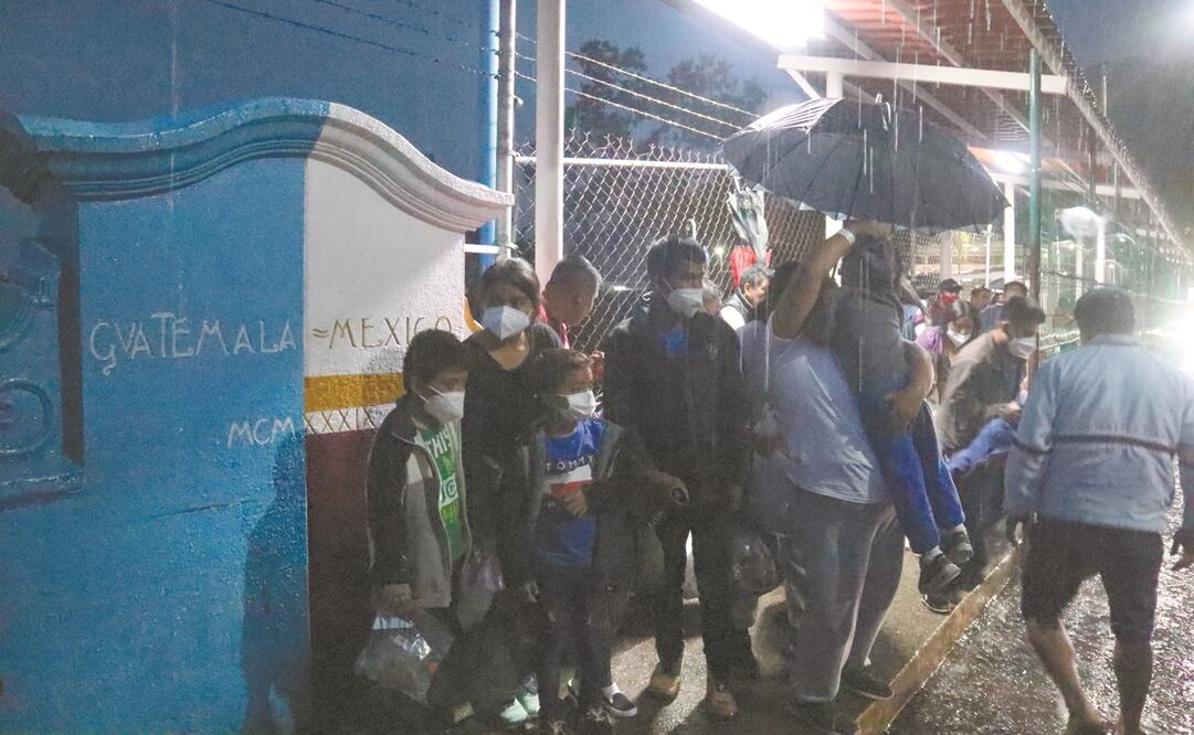 Bajo el Título 42, el gobierno de EU inició desde julio la deportación de migrantes centroamericanos; el viernes llegaron en un vuelo de Texas. Foto: María de Jesús Peters. EL UNIVERSAL