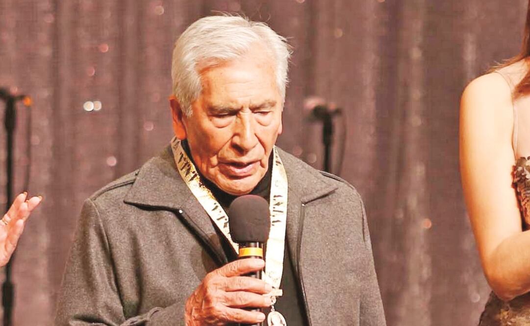 Medalla por 50 años de trayectoria a José Carlos Ruiz. (AGUSTÍN SALINAS. EL UNIVERSAL)