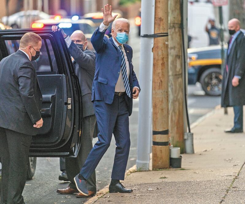 Joe Biden, con un calzado especial en su pie derecho tras lastimarse el fin de semana, ayer en Delaware. Foto: ANDREW HARNIK. AP