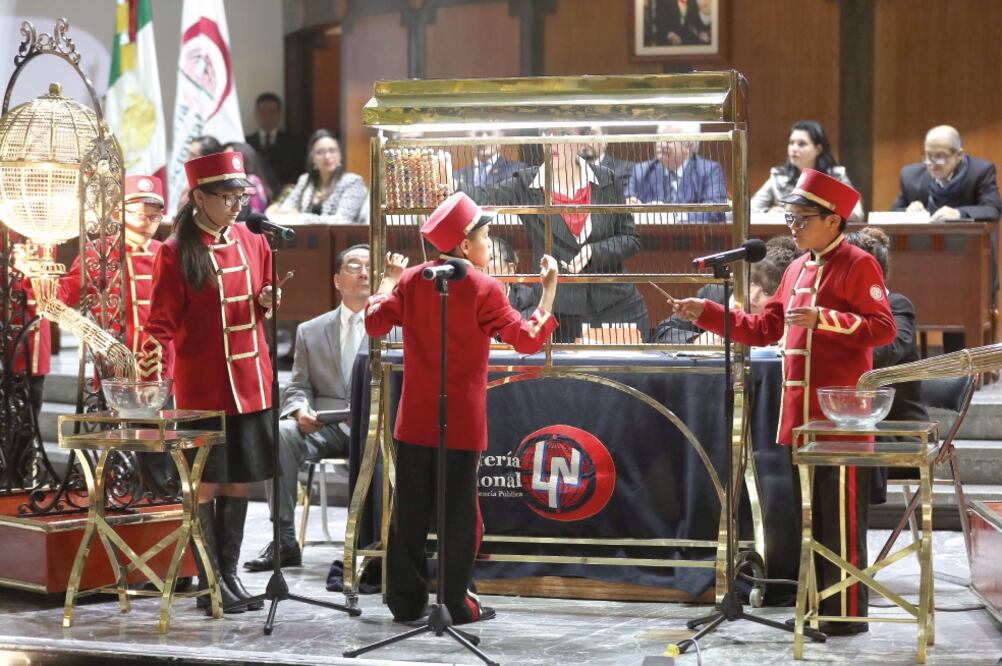 Desde 1771, los niños gritones han sido un ícono de transparencia en cada uno de los sorteos que realiza la Lotería Nacional para la Asistencia Pública. (VALENTE ROSAS . EL UNIVERSAL)