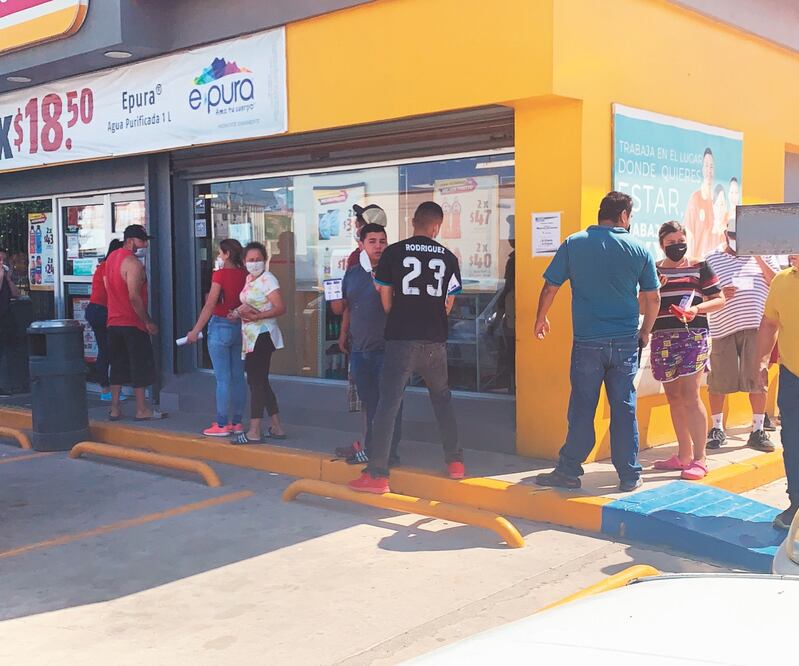 Sin temor al contagio de Covid-19, habitantes de Hermosillo abandonaron ayer el aislamiento para hacer largas filas y comprar cervezas. AMALIA ESCOBAR. EL UNIVERSAL