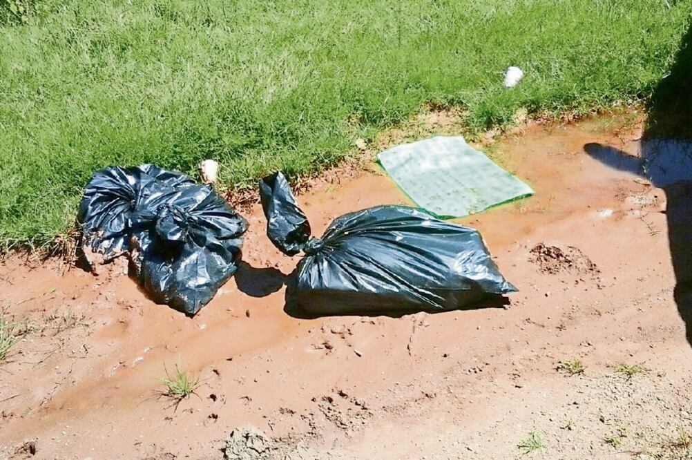 En Chilapa fueron halladas dos bolsas negras con restos de una persona, sobre la carretera federal Chilpancingo-Tlapa (ESPECIAL)