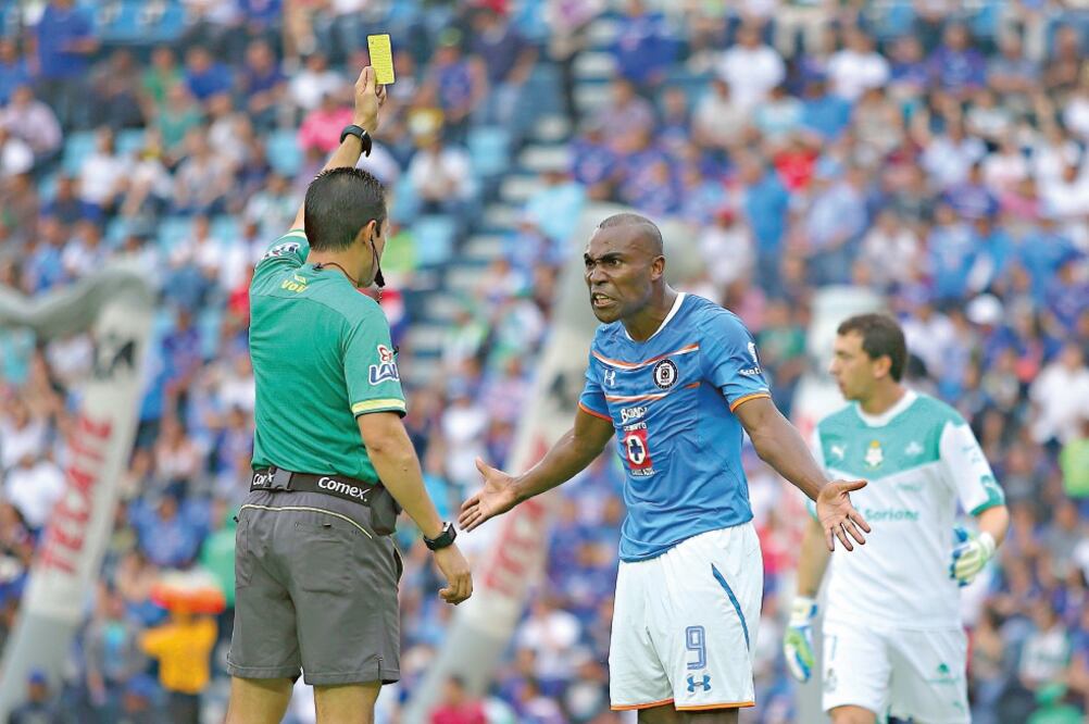 A Joffre Guerrón le fueron mostrados tres cartones amarillos, el sábado (AGUSTÍN CUEVAS. IMAGO7)