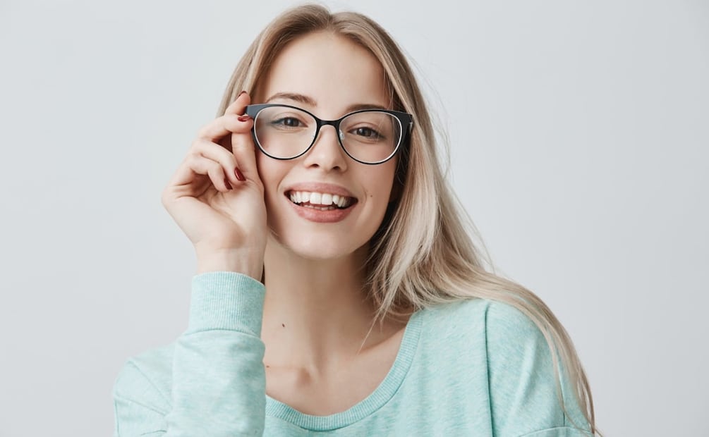 Si los lentes son parte de tu estilo, el maquillaje puede convertirse en el complemento perfecto para conseguir una mirada que no pase desapercibida. Foto: Freepik