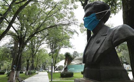 Colocan cubrebocas a estatuas para promover su uso en Toluca