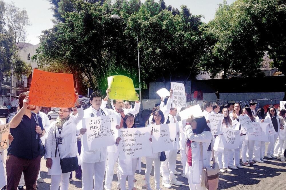 Comparativo. El desgaste emocional aumenta más de 10% en jóvenes que estudian la licenciatura de medicina y residentes (ARCHIVO EL UNIVERSAL)