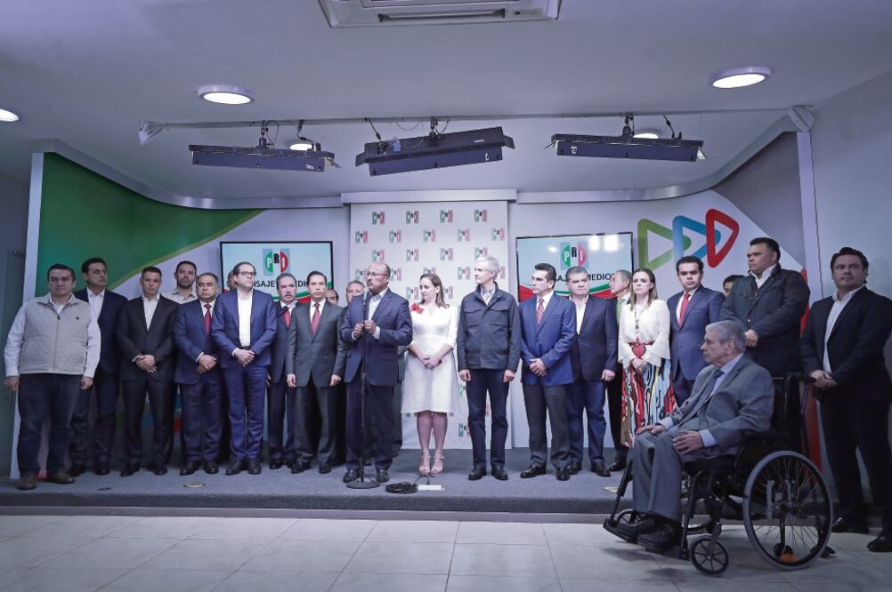 Flanqueado por los líderes priístas, René Juárez, líder del partido, dijo que se estableció mantener la unidad y cohesión del tricolor. (ALEJANDRA LEYVA. EL UNIVERSAL)
