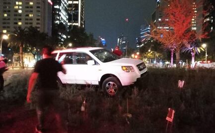 Su primer choque. Automovilista termina sobre la Glorieta de Palma, a metros del nuevo ahuehuete
