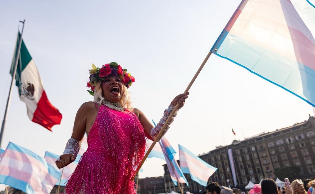 En el marco del Día de la Visibilidad Trans este 31 de marzo, personas transgénero se reunieron en el Monumento a la Revolución para marchar en defensa de sus derechos. Foto: Hugo Salvador/ EL UNIVERSAL