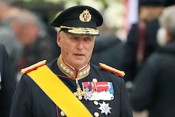Hospitalizan al rey Harald V de Noruega en Oslo; presenta anemia