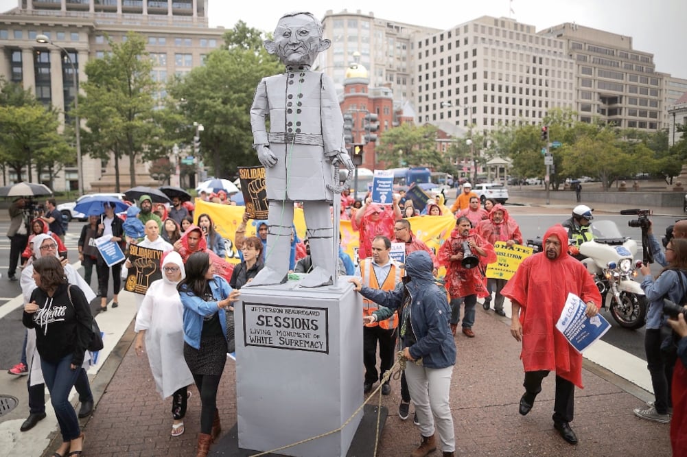 Manifestantes marchan con una falsa estatua del fiscal general Jeff Sessions, durante un acto ayer en Washington, en defensa del Programa de Acción Diferida para los Llegados en la Infancia (AFP)