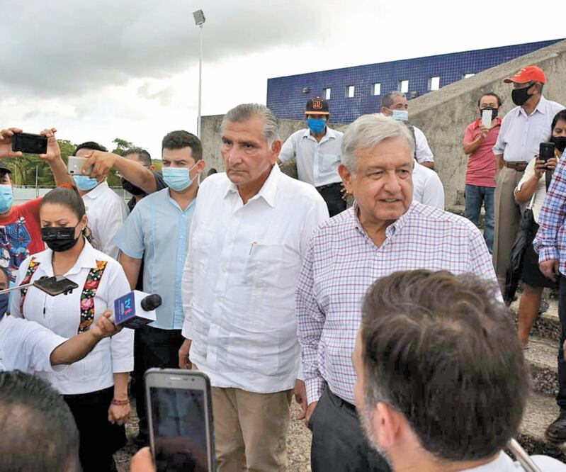 Adán Augusto López y el Presidente, ayer en Tabasco. ESPECIAL