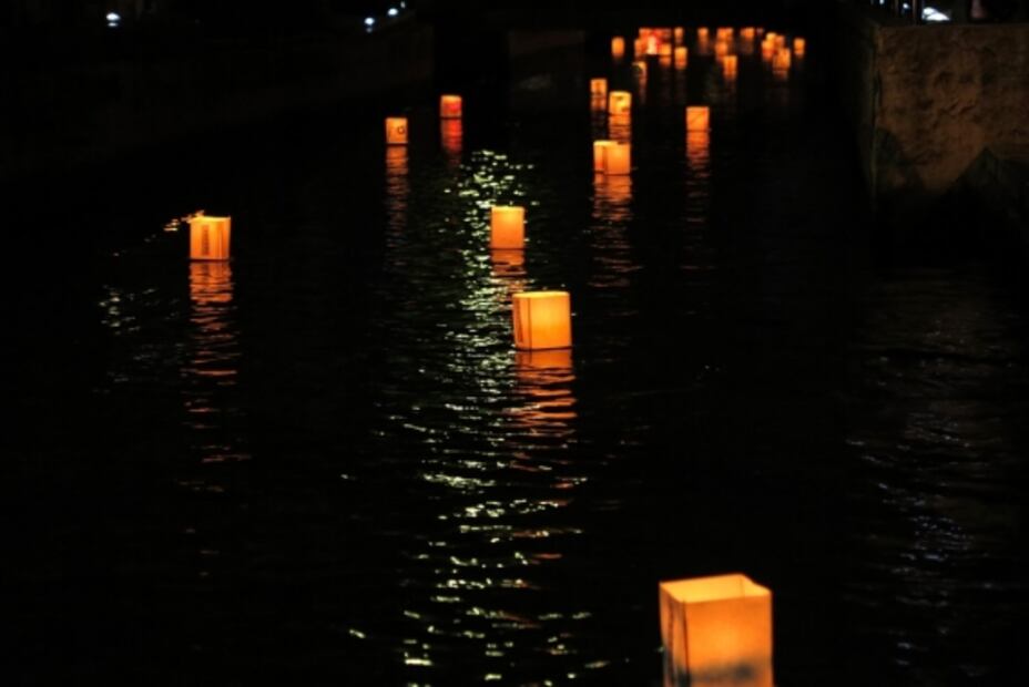 Libera una linterna flotante en la Noche de los Deseos en Xochimilco