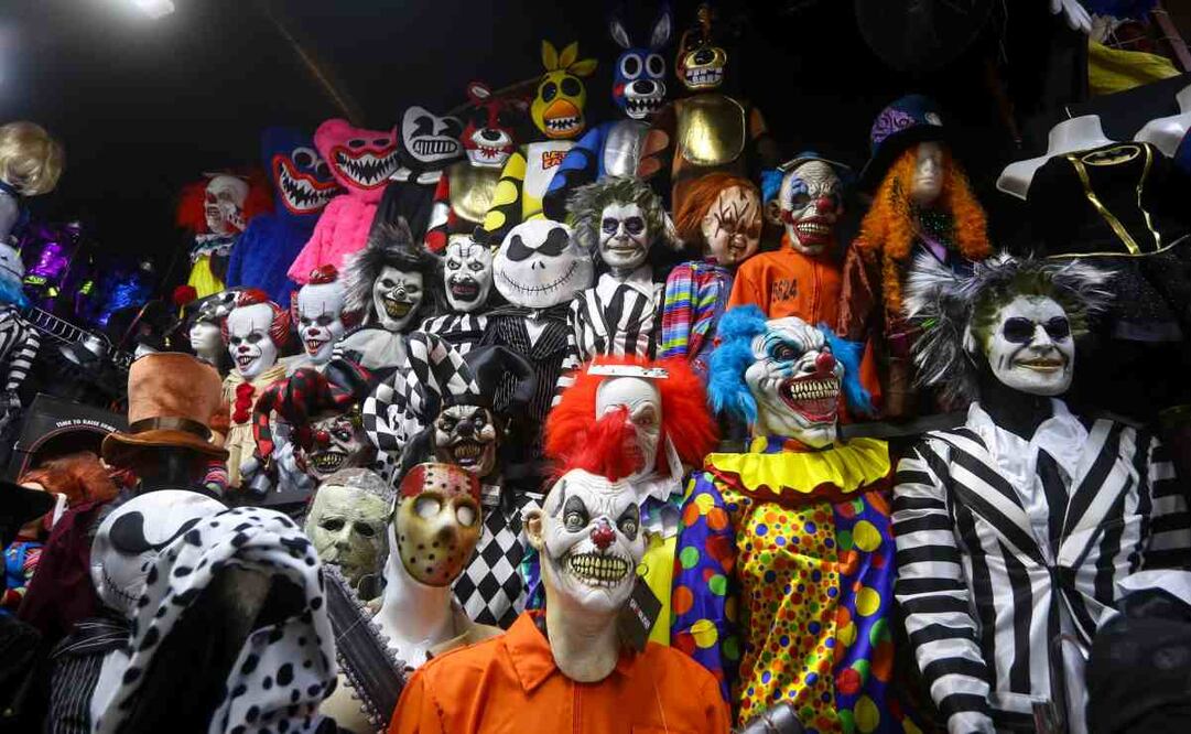 Venta de variedad de disfraces y artículos complementarios para la época de Halloween y Día de Muertos en el Mercado de Sonora. Foto: Luis Camacho/EL UNIVERSAL