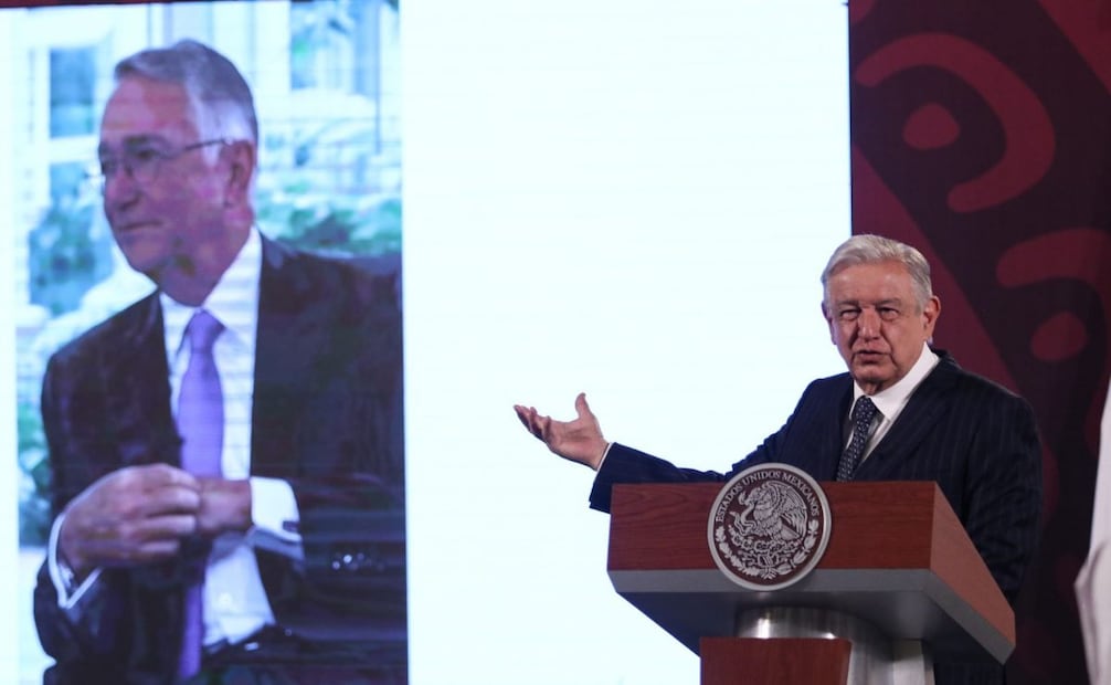 Andrés Manuel López Obrador, expresidente de México durante conferencia matutina en Palacio Nacional donde muestra imagen del empresario Ricardo Salinas Pliego (25/04/2024). Foto: Andrea Murcia/ Cuartoscuro