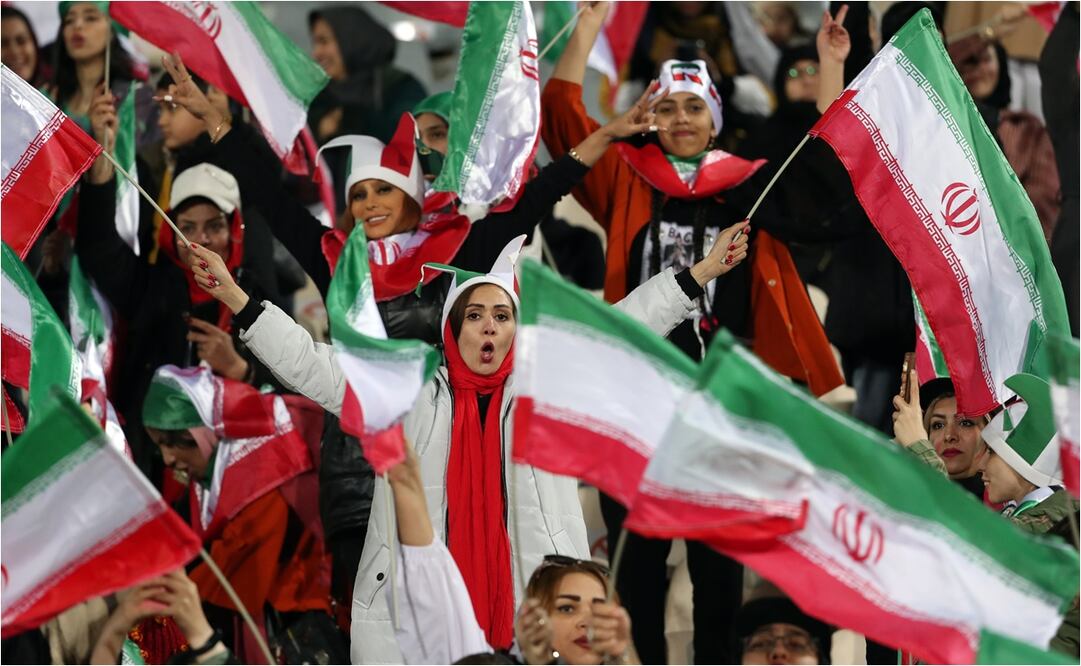 FOTO: EFE - Mujeres en Irán en un partido internacional