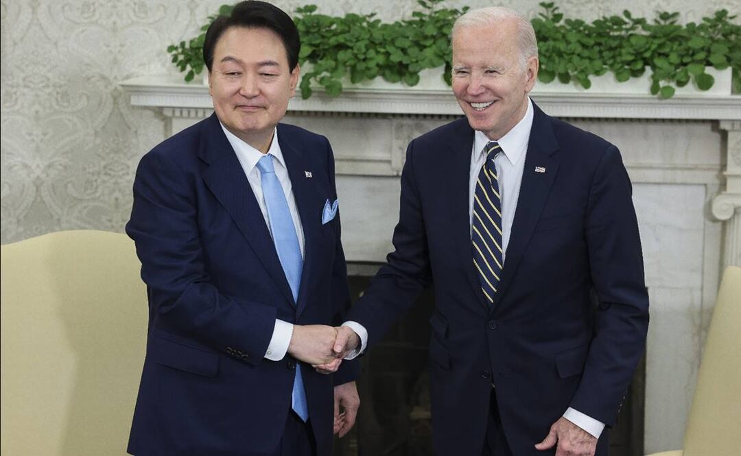 El presidente Joe Biden sostiene una reunión bilateral con el presidente de la República de Corea, Yoon Suk-yeol, en la Casa Blanca. Foto: EFE