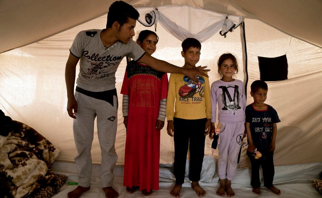 Dawlat, su hermano de 18 años Saleh y sus hermanos --Abdullah, de 16 años; Adam, de ocho, Umaimah, de seis, y Dawoud, de cuatro (Foto: AP)