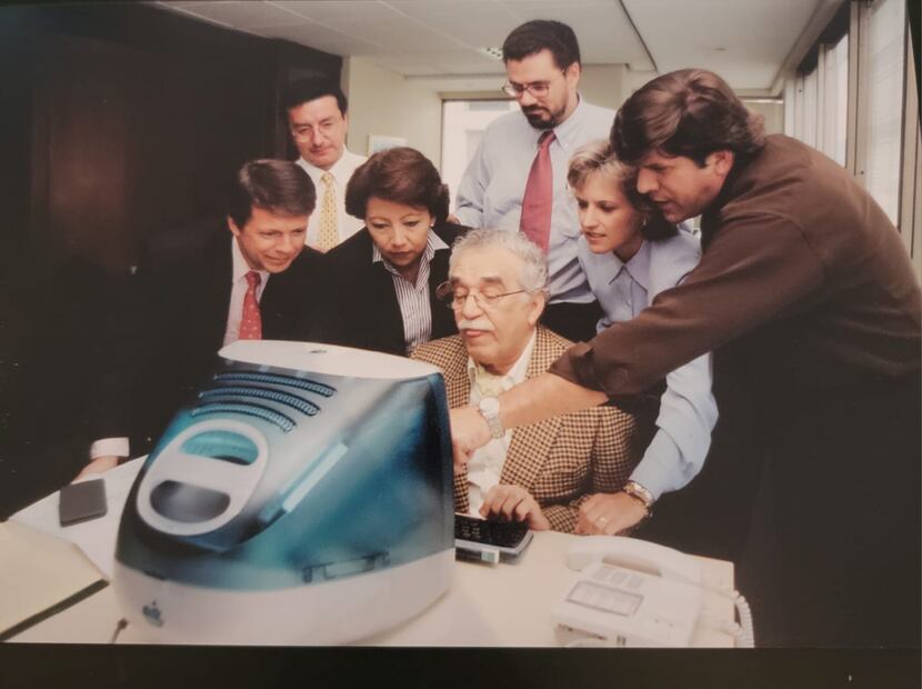 De izquierda a derecha, García Márquez, Ricardo Ávila, Pilar Calderón, María Elvira Samper y Roberto Pombo; atrás, Edgar Téllez y Mauricio Vargas. /Cortesía Roberto Pombo