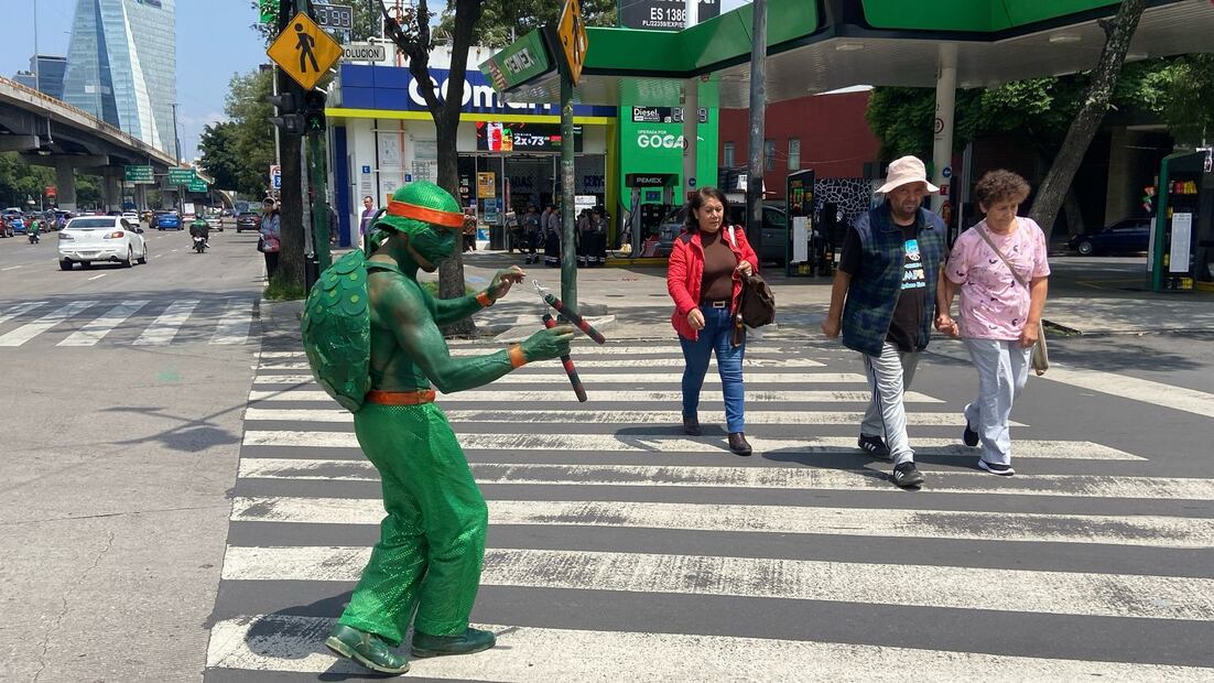 Inspirado desde niño por la serie animada de las Tortugas Ninja y por las legendarias películas de Bruce Lee, Miguel Ángel es un artista autodidacta. (Foto: Juan Carlos Williams/ EL UNIVERSAL)