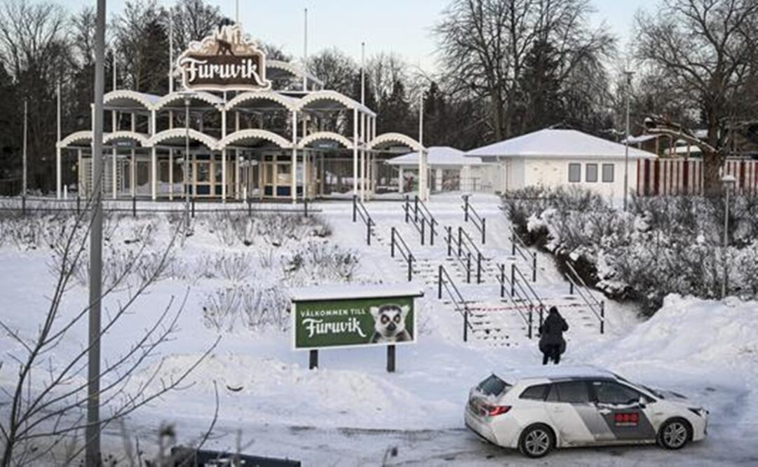 Un vehículo de una empresa de seguridad cerca de la entrada principal del zoológico Furuvik, a unos 10 km al este de Gavle, Suecia. Foto: AFP